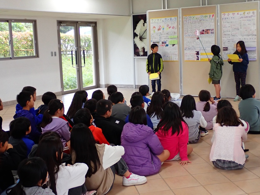 沖縄美ら海水族館は、那覇空港から車で約2時間（高速道路利用）、バス（高速バス使用）で約3時間です